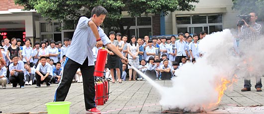  我校举行大型消防实战及灾难逃生演练 