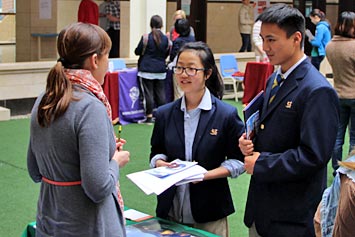  中美英才班学生参加19所大学招生咨询会 