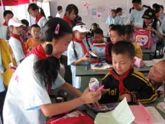 小学部“手拉手共成长”赴彭州灾区慰问活动