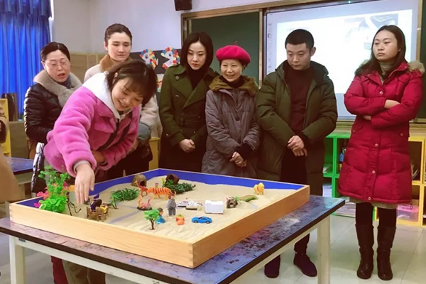 新年“心的希望”——记美视学校中国部·小学心理沙盘培训