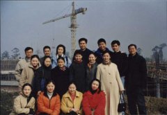 成都美视公司员工与公司董事总经理杨德明先生在工地留影