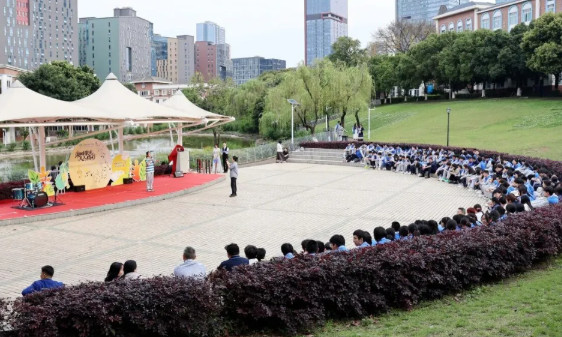 湖畔晚风遇青春，歌声不负少年时｜高中部音乐周舞台高光时刻